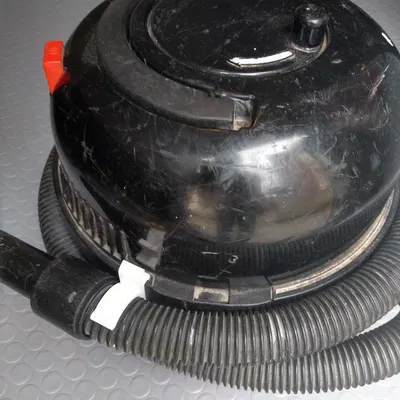 Kẹp giữ ống hút máy hút bụi Numatic Henry