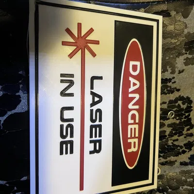 Biển báo nguy hiểm laser đang sử dụng có đế nam châm 15mm