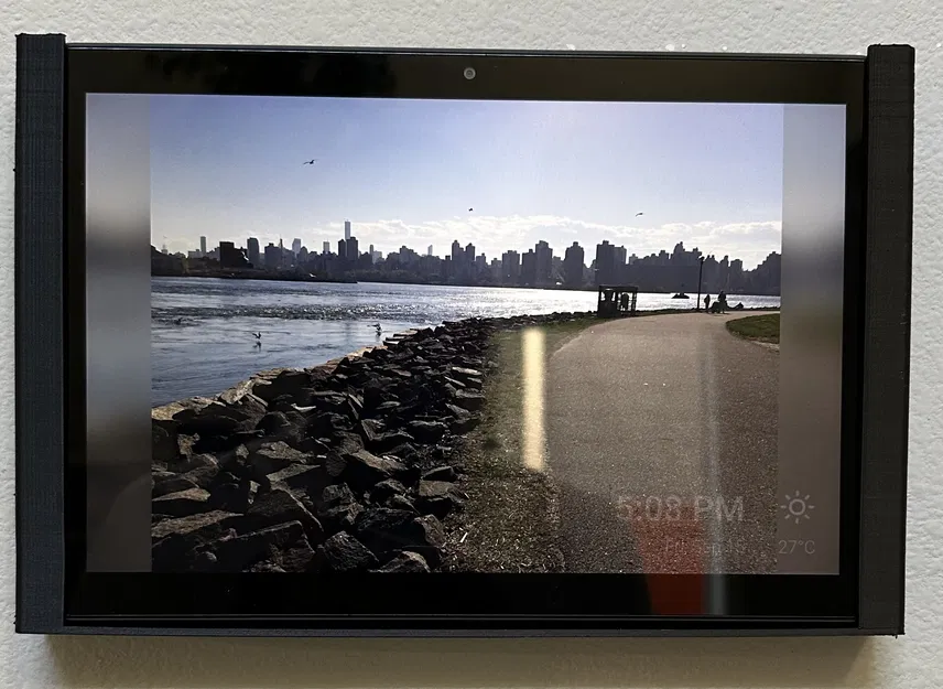 Giá treo tường cho Fire HD 10 Plus kèm Sạc Không Dây - Image 1