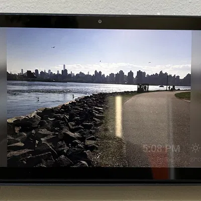 Giá treo tường cho Fire HD 10 Plus kèm Sạc Không Dây