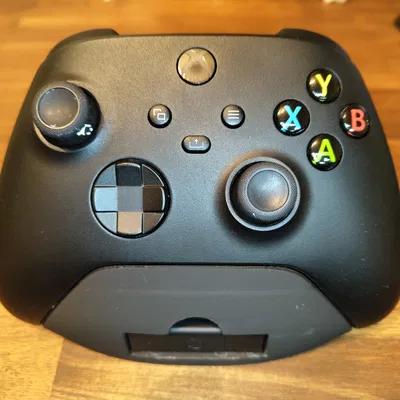 Giá Đỡ Tay Cầm XBOX Có Khe Cắm Dongle