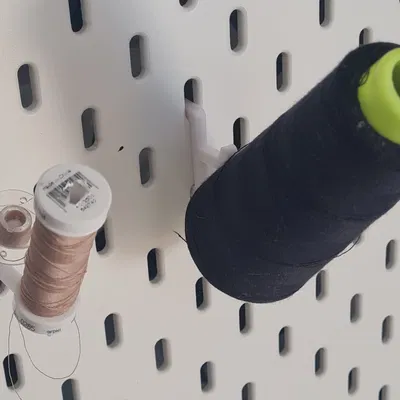 Giá Đỡ Cuộn Chỉ May Đa Năng Cho Bảng Skadis