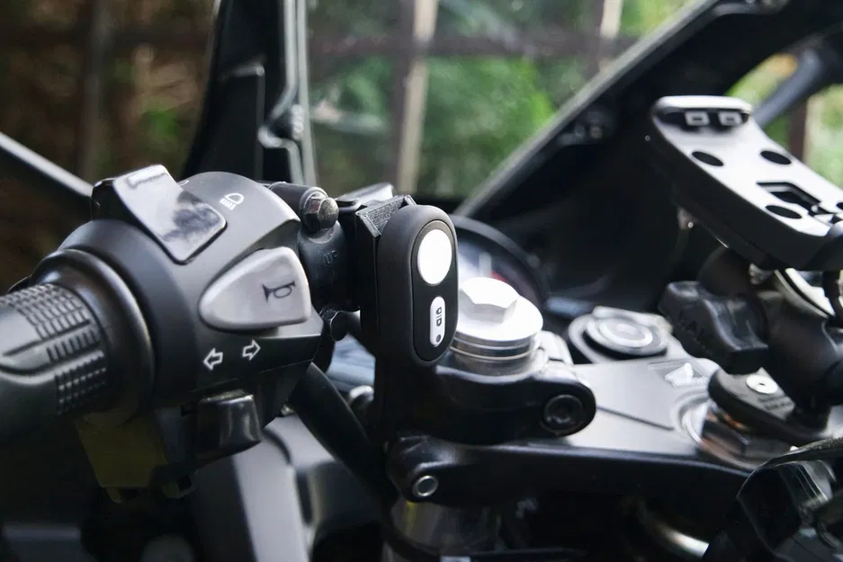 Giá đỡ ghi đông cho remote Xiaomi Yi (CBR300R) - Image 1