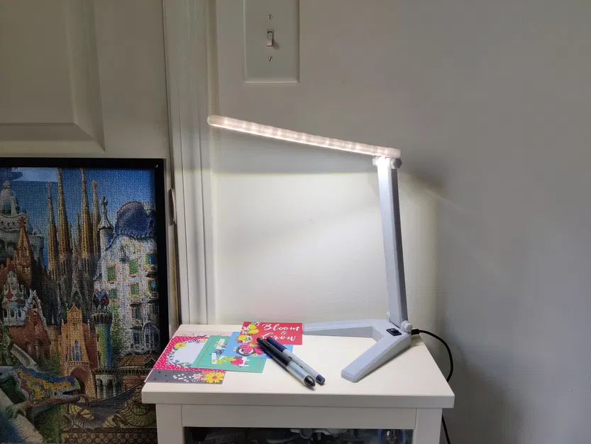 Đèn LED để bàn đơn giản - Image 1