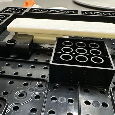 Giá đỡ LEGO "art" dùng command strip