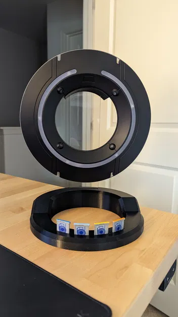 Giá đỡ trưng bày Đĩa Nhận dạng Tron 2023 của Công viên Disney - Image 1