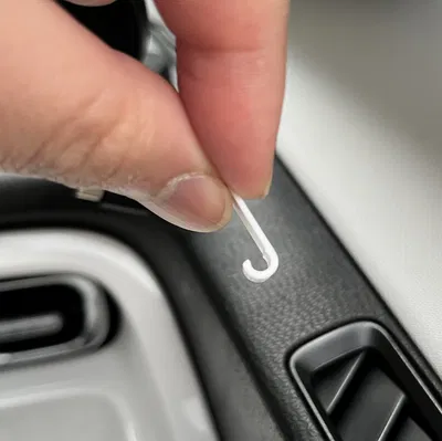 Kẹp Dây Cáp Trên Bảng Điều Khiển Xe Hơi