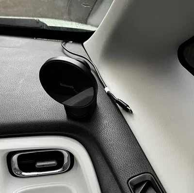 Kẹp Dây Cáp Trên Bảng Điều Khiển Xe Hơi