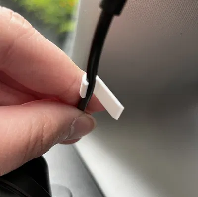 Kẹp Dây Cáp Trên Bảng Điều Khiển Xe Hơi