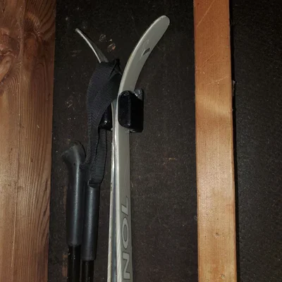 Giá treo ván trượt tuyết Nordic gắn tường