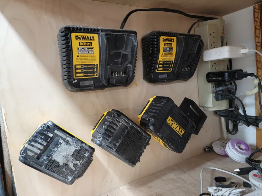 Giá đỡ pin DeWalt, không kẹp, lỏng lẻo - Image 1