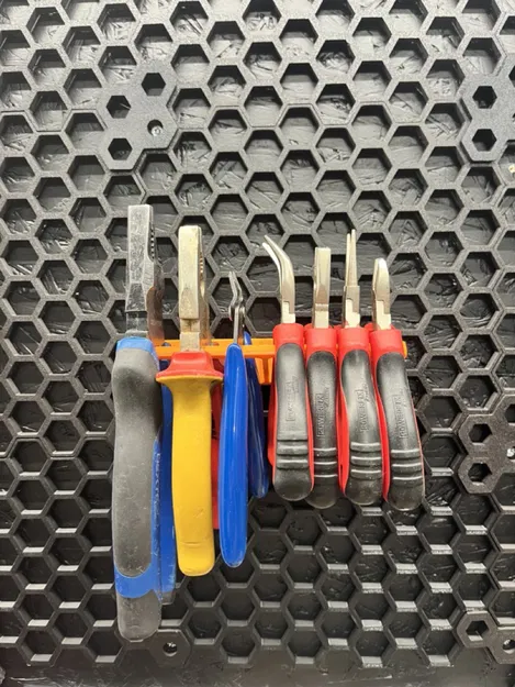 Chỗ Cầm Kềm Tiện Lợi Cho Tường Lưới Honeycomb - Image 1