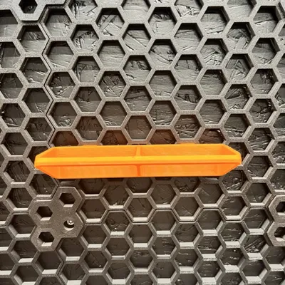 Chỗ Cầm Kềm Tiện Lợi Cho Tường Lưới Honeycomb