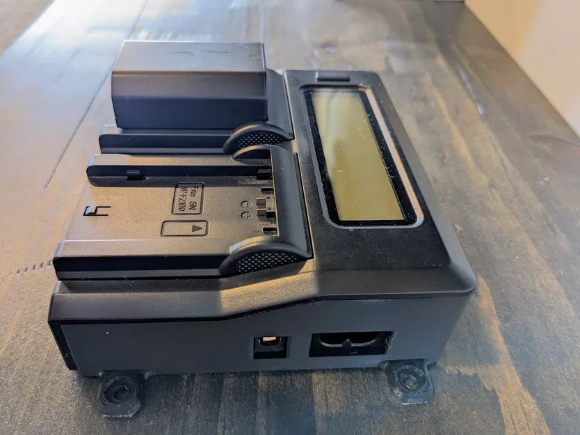 Giá Treo Tường Sạc Pin Đa Năng Green Extreme - Image 1