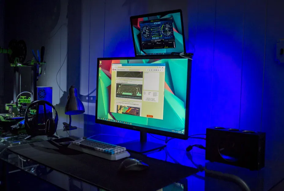 Giá đỡ laptop phía sau màn hình - Image 1