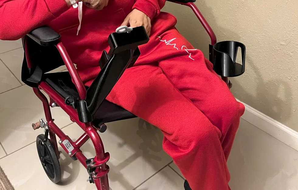 Giá Đỡ Điện Thoại và Cốc Cho Xe Lăn Medline - Image 2