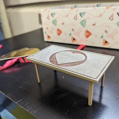 Bàn Nhỏ Có Hình Trái Tim Dập Nổi