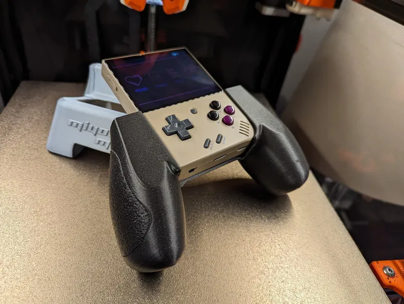 Tay cầm công thái học cho Miyoo Mini Plus. Chia bộ phận cho đa vật liệu/màu sắc hoặc Fuzzy Skin. - Image 1