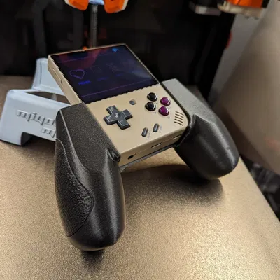 Tay cầm công thái học cho Miyoo Mini Plus. Chia bộ phận cho đa vật liệu/màu sắc hoặc Fuzzy Skin.