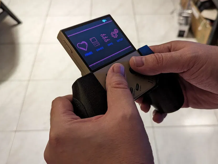 Tay cầm công thái học cho Miyoo Mini Plus. Chia bộ phận cho đa vật liệu/màu sắc hoặc Fuzzy Skin. - Image 3