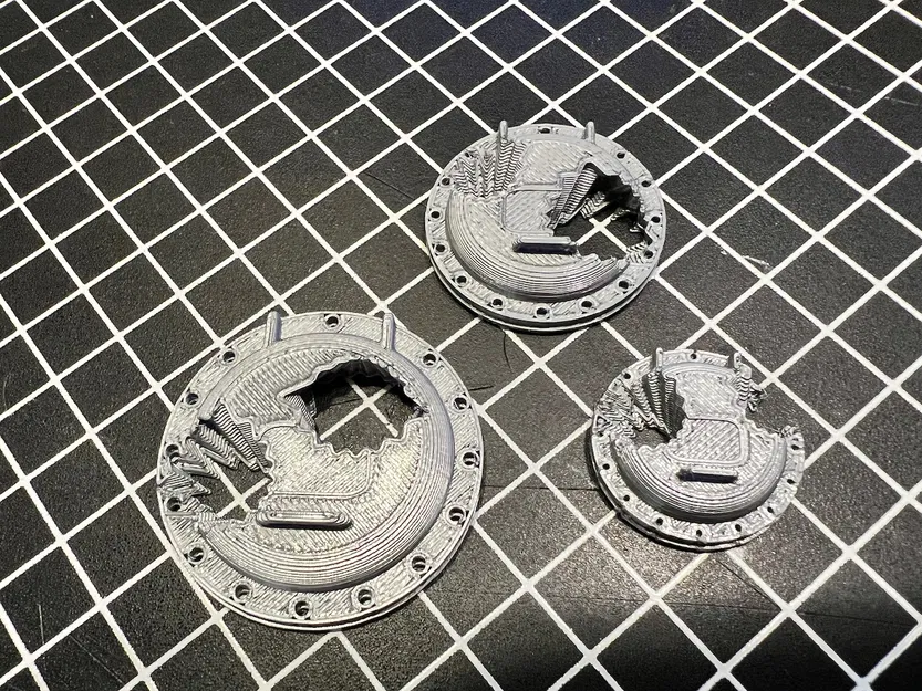 Đế Tượng Miniature Họa Tiết Nắp Hầm Bị Hư Hỏng - Image 1