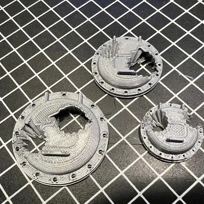 Đế Tượng Miniature Họa Tiết Nắp Hầm Bị Hư Hỏng