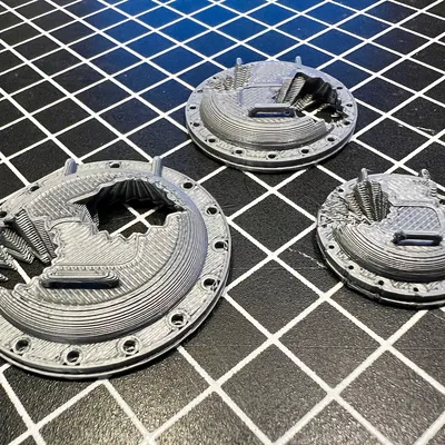 Đế Tượng Miniature Họa Tiết Nắp Hầm Bị Hư Hỏng