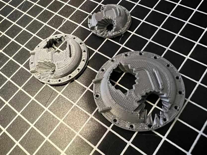 Đế Tượng Miniature Họa Tiết Nắp Hầm Bị Hư Hỏng - Image 5