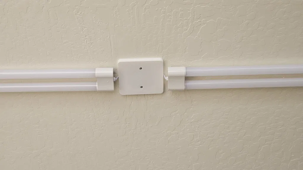 Tấm Che Hộp Điện Trần Nhà Chuẩn Mỹ - Image 1