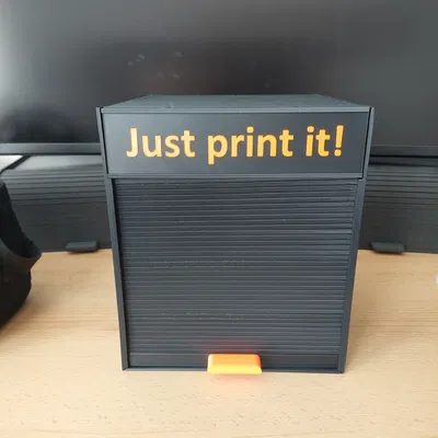 Hộp đựng có cửa cuốn và bảng hiệu