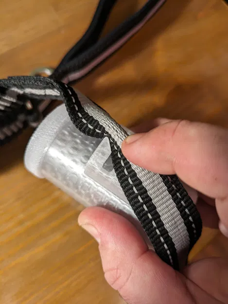 Hộp Đựng Túi Vệ Sinh Gắn Dây Dắt - Image 2