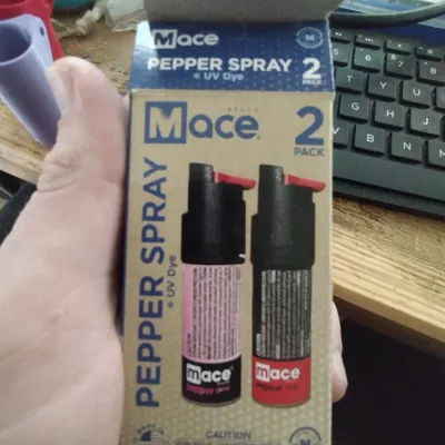 Dụng cụ giữ bình xịt hơi cay Mace Brand dạng móc khóa