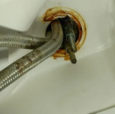 Sửa Vòng Đệm Vòi Nước Nhà Vệ Sinh Lầu Dưới