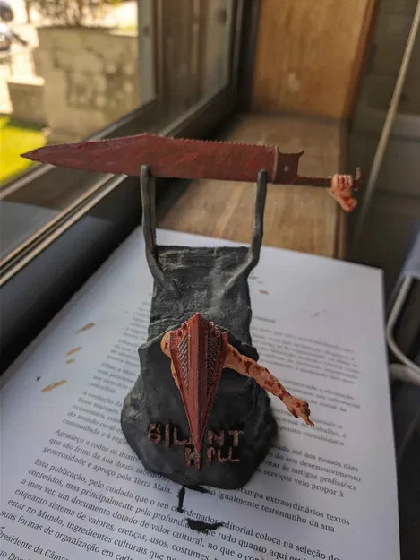 Giá đỡ tay cầm Silent Hill Pyramid Head - Image 1