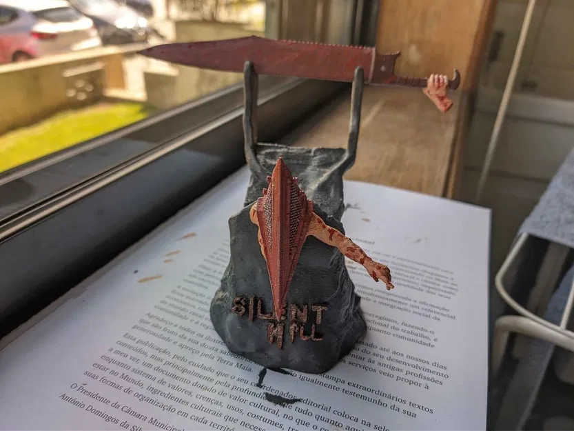 Giá đỡ tay cầm Silent Hill Pyramid Head - Image 3