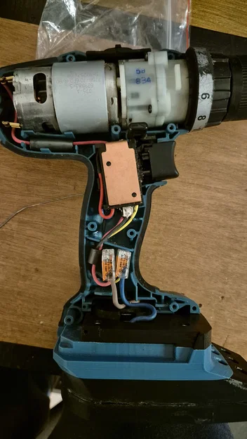 Bộ chuyển đổi pin Ryobi one+ sang máy khoan Makita - Image 3