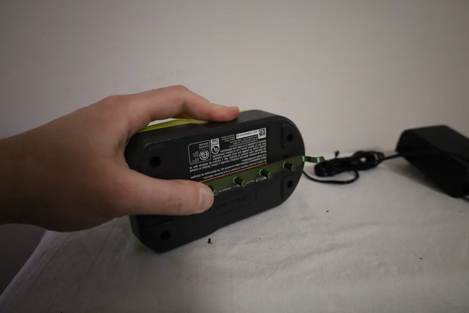 Giá Treo Sạc Pin Ryobi Lên Pegboard (4.5in/114mm) - Image 1