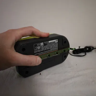 Giá Treo Sạc Pin Ryobi Lên Pegboard (4.5in/114mm)