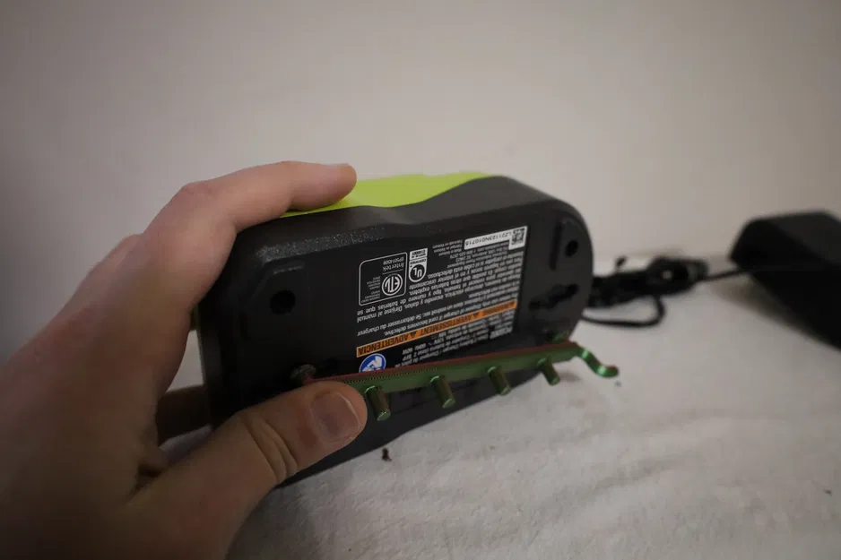 Giá Treo Sạc Pin Ryobi Lên Pegboard (4.5in/114mm) - Image 2