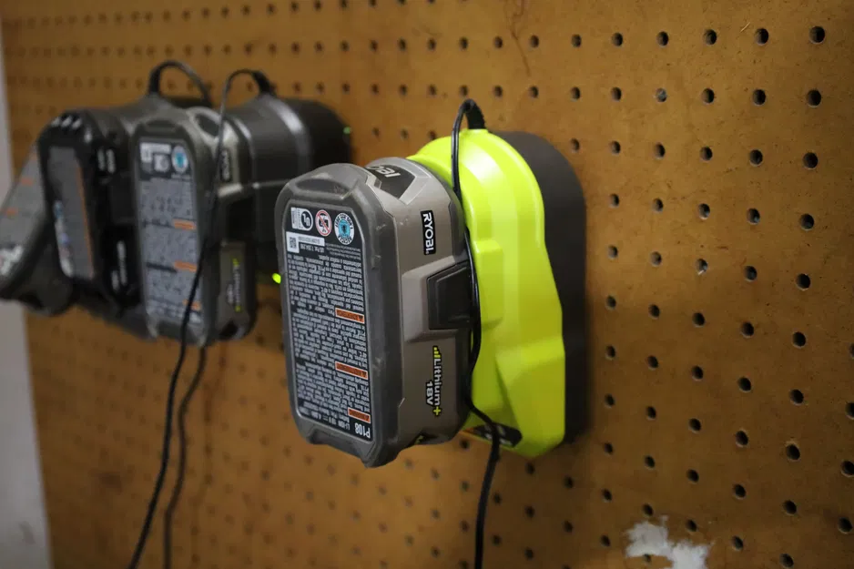 Giá Treo Sạc Pin Ryobi Lên Pegboard (4.5in/114mm) - Image 4