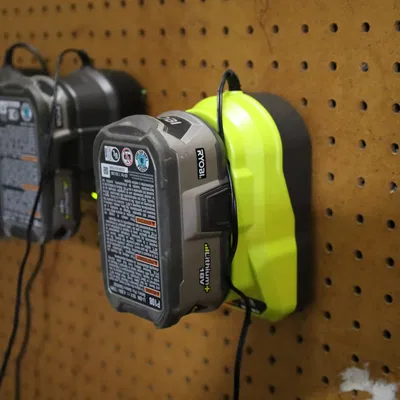 Giá Treo Sạc Pin Ryobi Lên Pegboard (4.5in/114mm)