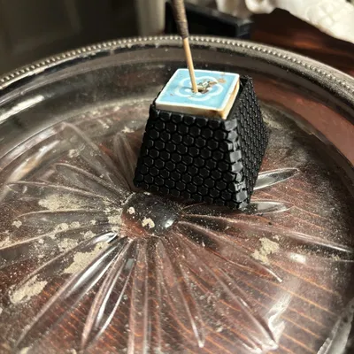 Chân đế hương hình kim tự tháp