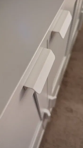 Tay Nắm Tủ BRIMNES Lắp Phía Trên - Image 1