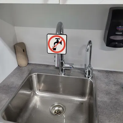 Biển Báo "Không Uống Nước"