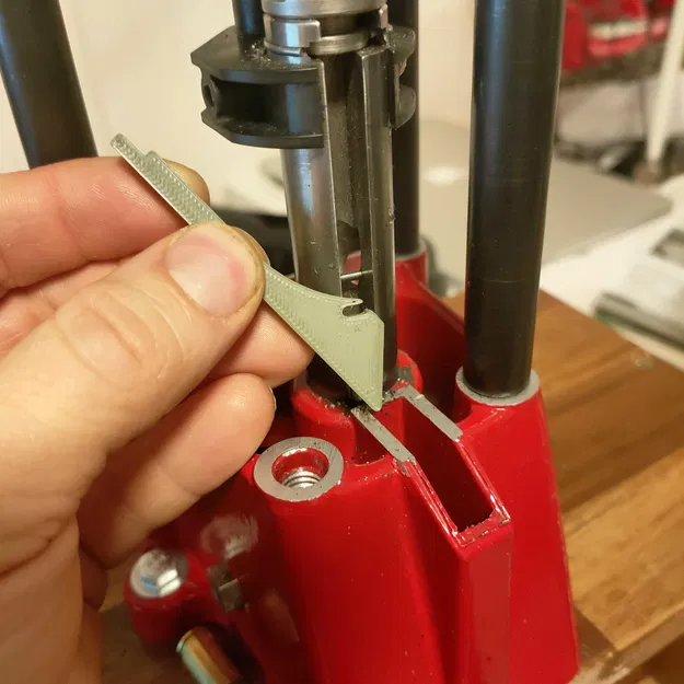 Bộ phận dẫn vỏ đạn cho bàn máy xoay Lee (không kẹt vỏ đạn) - Image 1