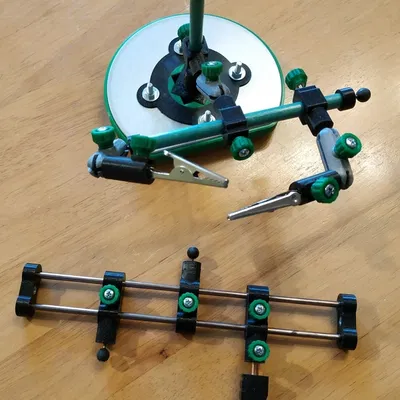 Tay thứ ba - Kẹp giữ bo mạch PCB