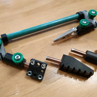 Tay thứ ba - Kẹp giữ bo mạch PCB