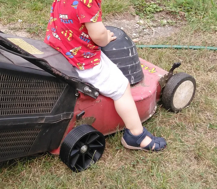 Bánh xe máy cắt cỏ vườn 160mm trục 12mm - Image 1