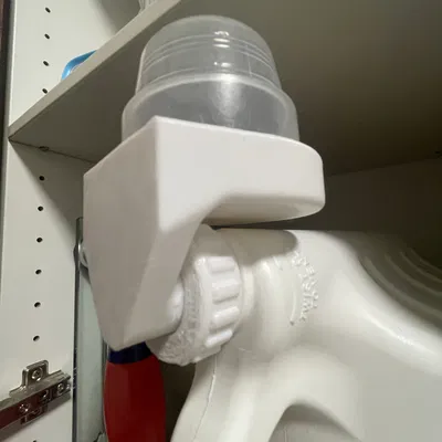 Giá giữ ly đựng nước giặt cho mọi loại nhãn hiệu