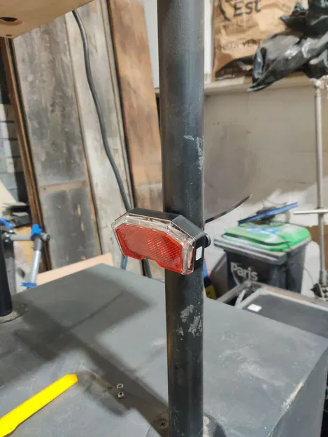 Giá đỡ đèn năng lượng mặt trời Pikip - Image 1